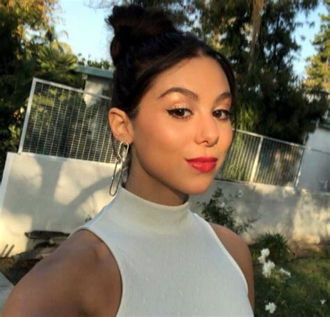 Kira Kosarin’s Love Life: A Timeline of Her。